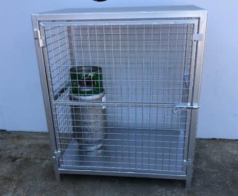 Gas bottles cage